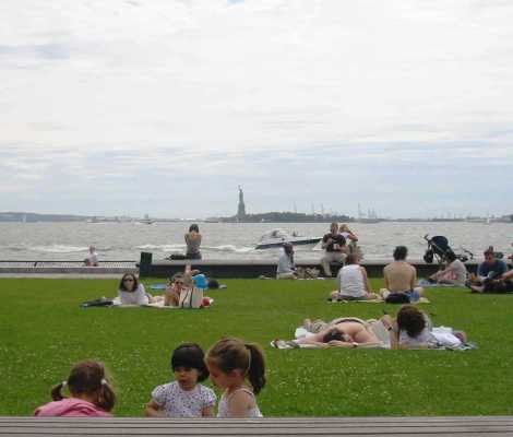 Estatua de la libertad desde el parque, improvisada "playa"