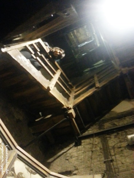 Torre asinelli con niños