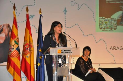 Turismo familiar marina izquierdo cuatro a bordo