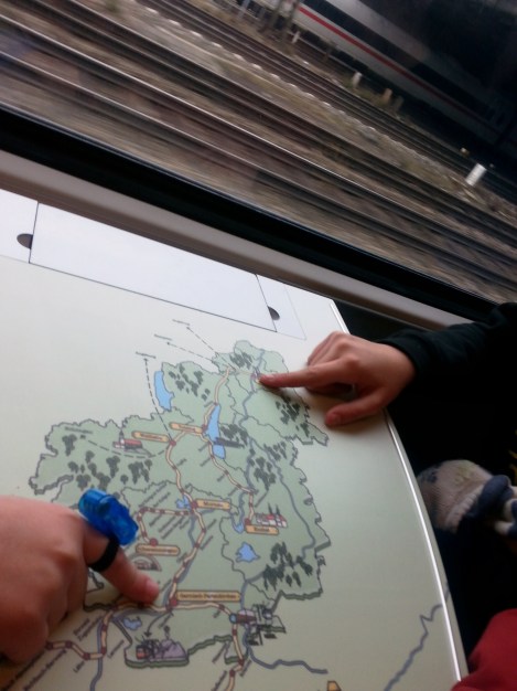 El mapa en la bandeja del tren nos ayuda a situarnos